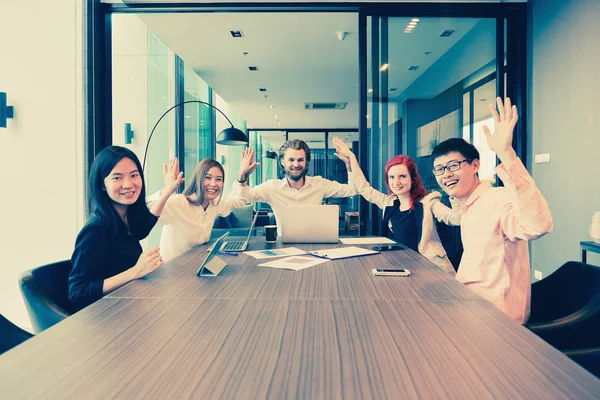 Grupo de empresarios reunidos en una sala de reuniones, compartiendo sus — Foto de Stock