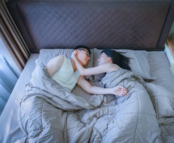 Cuplu asiatic fericit în dragoste, dormind împreună pe pat — Fotografie, imagine de stoc