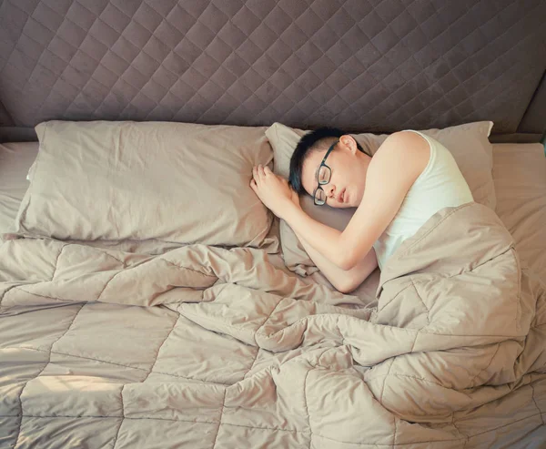 Aziatisch mens lijden aan depressie op bed — Stockfoto