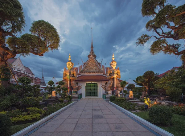 Опікуни в храм світанку в місті Бангкок в сутінках, Таїланд — стокове фото