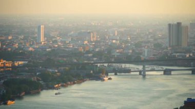 Bangkok şehir, Tayland için gün batımında Chao Phraya Nehri tekneleri.