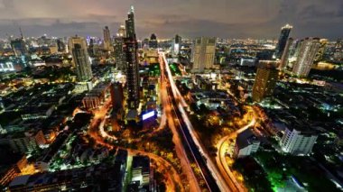 Zaman atlamalı ağ ve bağlantı kavramı Trident Sathorn Road, Bangkok, Tayland