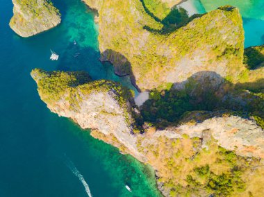 Phi Phi 'nin havadan görünüşü, Maya sahilinde mavi turkuaz deniz suyu.,