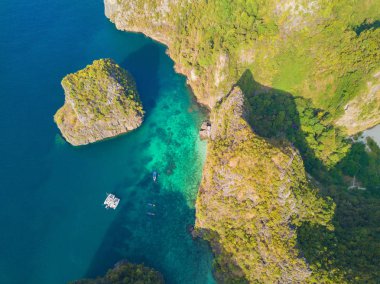 Phi Phi 'nin havadan görünüşü, Maya sahilinde mavi turkuaz deniz suyu.,