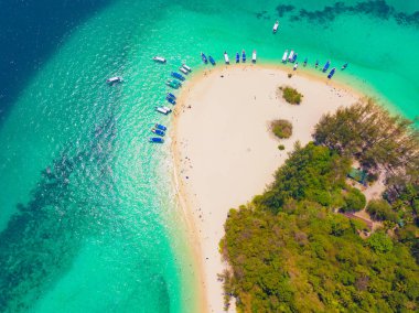 Phi Phi 'nin havadan görünüşü, Maya sahilinde mavi turkuaz deniz suyu.,