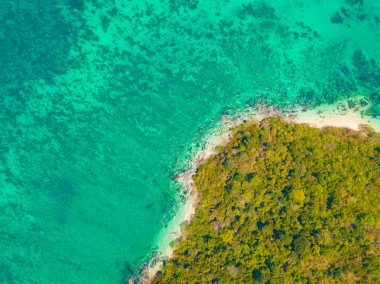 Phi Phi 'nin havadan görünüşü, Maya sahilinde mavi turkuaz deniz suyu.,