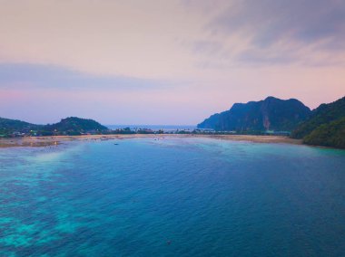 Phi Phi 'nin havadan görünüşü, Maya sahilinde mavi turkuaz deniz suyu.,