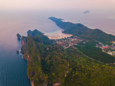 Phi Phi 'nin havadan görünüşü, Maya sahilinde mavi turkuaz deniz suyu.,