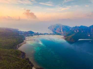 Phi Phi 'nin havadan görünüşü, Maya sahilinde mavi turkuaz deniz suyu.,