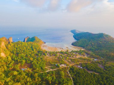 Phi Phi 'nin havadan görünüşü, Maya sahilinde mavi turkuaz deniz suyu.,