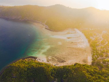 Phi Phi 'nin havadan görünüşü, Maya sahilinde mavi turkuaz deniz suyu.,