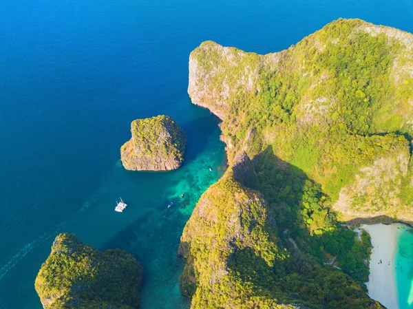 Vista aérea de Phi Phi, playa Maya con agua de mar azul turquesa, —  Fotos de Stock