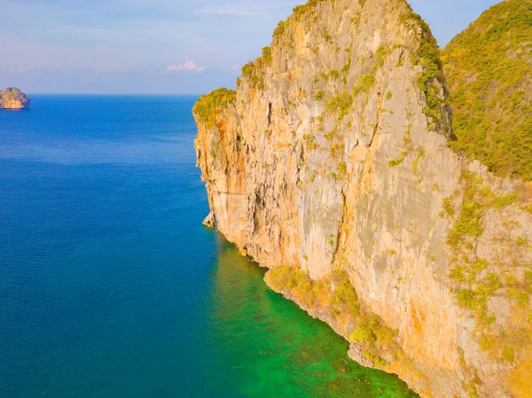 Widok z powietrza na Phi Phi, Maya plaży z niebieską turkusową wodą morską, — Zdjęcie stockowe