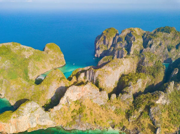 Phi Phi 'nin havadan görünüşü, Maya sahilinde mavi turkuaz deniz suyu., — Stok fotoğraf