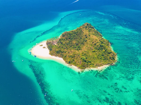 Aerial view of Phi Phi, Maya beach with blue turquoise seawater, — Stock Photo, Image