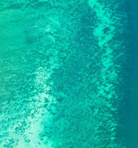 Luchtfoto van helder blauw turquoise zeewater, Andaman zee in Phu — Stockfoto