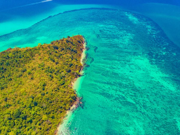 Vista aérea de Phi Phi, praia maia com água do mar azul turquesa, — Fotografia de Stock