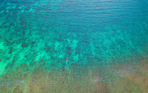 浮岛安达曼海蓝绿色海水的空中景观 — 图库照片