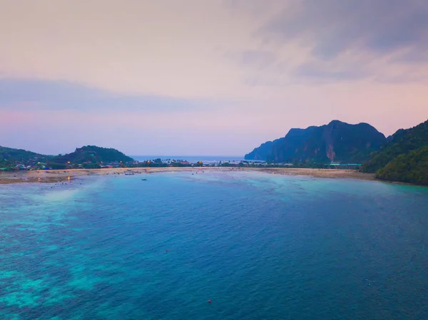 Aerial view of Phi Phi, Maya beach with blue turquoise seawater, — Stock Photo, Image