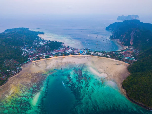 Вид с воздуха на Пхи Пхи, пляж Майя с голубой бирюзовой морской водой, — стоковое фото