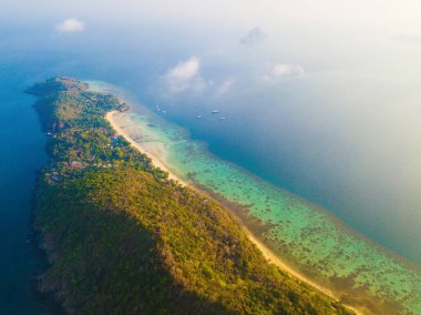Phi Phi 'nin havadan görünüşü, Maya sahilinde mavi turkuaz deniz suyu.,