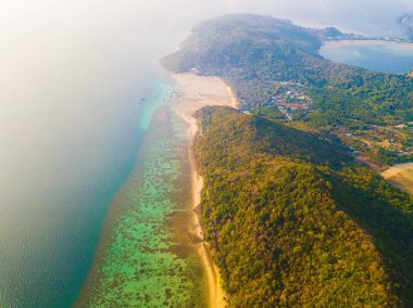 Phi Phi 'nin havadan görünüşü, Maya sahilinde mavi turkuaz deniz suyu.,