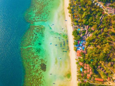 Phi Phi 'nin havadan görünüşü, Maya sahilinde mavi turkuaz deniz suyu.,