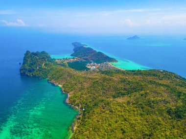 Phi Phi 'nin havadan görünüşü, Maya sahilinde mavi turkuaz deniz suyu.,