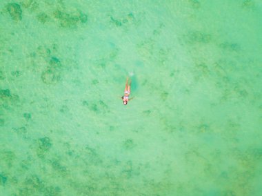 Mutlu Asyalı kadın havadan görünüşü, seksi Taylandlı kadın, yüzüyor 