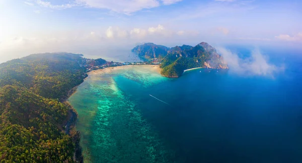 Letecký pohled na pláž Phi Phi, Maya s modrou tyrkysovou mořskou vodou, — Stock fotografie