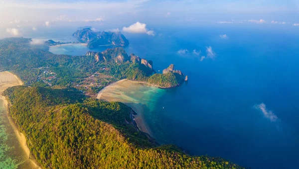 Luftaufnahme von Phi Phi, Maya-Strand mit türkisblauem Meerwasser, — Stockfoto