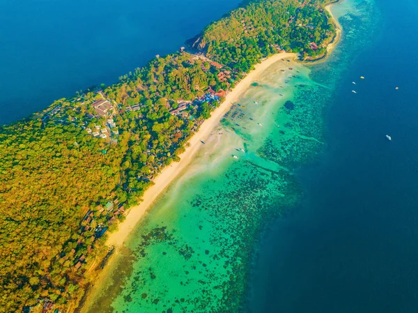 Vue aérienne de Phi Phi, plage Maya avec de l'eau de mer turquoise bleue, — Photo