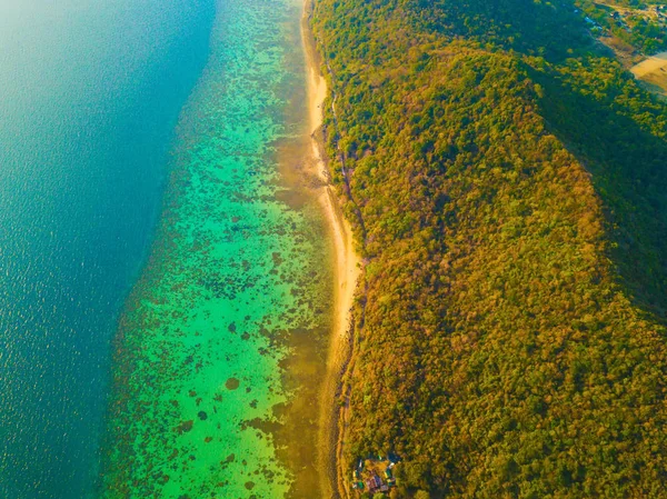 Вид с воздуха на Пхи Пхи, пляж Майя с голубой бирюзовой морской водой, — стоковое фото