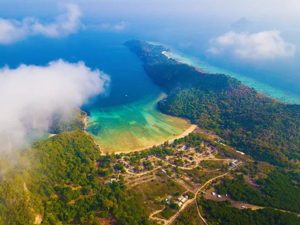 Vue aérienne de Phi Phi, plage Maya avec de l'eau de mer turquoise bleue, — Photo