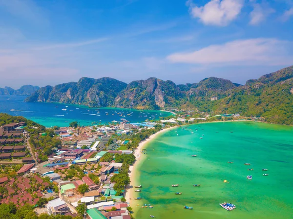 Aerial view of Phi Phi, Maya beach with blue turquoise seawater, — Stock Photo, Image