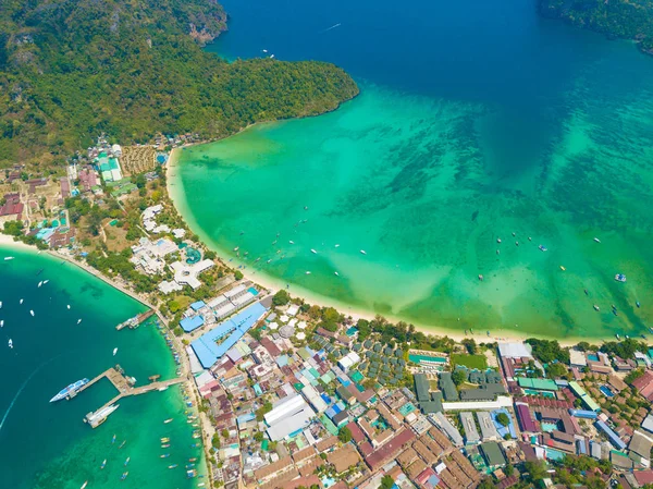 Aerial view of Phi Phi, Maya beach with blue turquoise seawater, — Stock Photo, Image