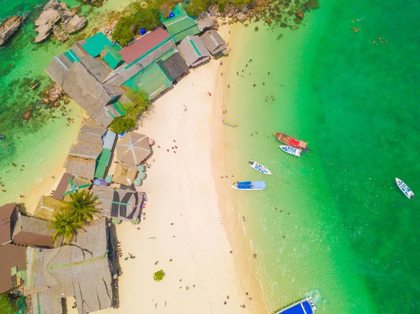 Вид с воздуха на пляж Ко Кхай (Koh Khai), небольшой остров, с толпой — стоковое фото