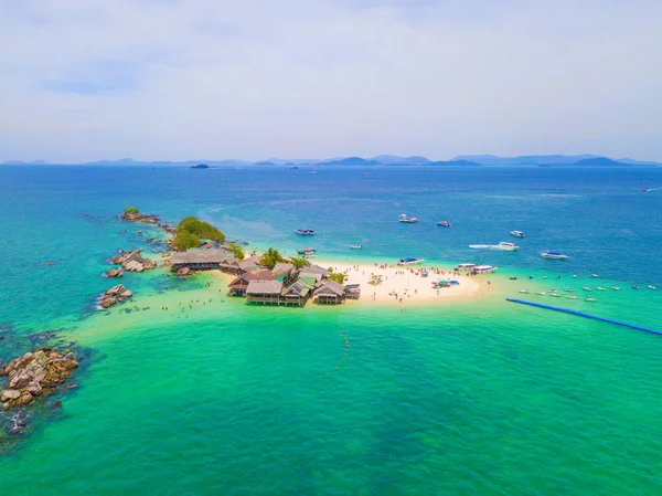 Вид с воздуха на пляж Ко Кхай (Koh Khai), небольшой остров, с толпой — стоковое фото