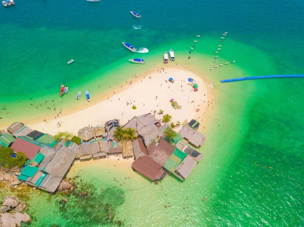 Widok z lotu ptaka na plaży w Koh Khai, mała wyspa, z tłumem — Zdjęcie stockowe