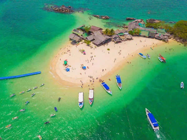 Вид с воздуха на пляж Ко Кхай (Koh Khai), небольшой остров, с толпой — стоковое фото