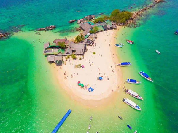 Vue aérienne de la plage de Koh Khai, une petite île, avec une foule de — Photo