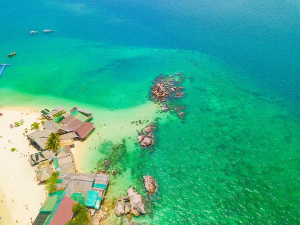 Αεροφωτογραφία της παραλίας στο Koh Khai, ένα μικρό νησί, με πλήθος από — Φωτογραφία Αρχείου