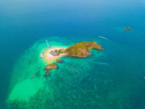 Vue aérienne de la plage de Koh Khai, une petite île, avec une foule de — Photo