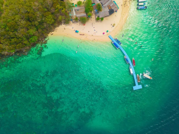 Luftaufnahme des Strandes von Koh Khai, einer kleinen Insel, mit einer Menschenmenge von — Stockfoto