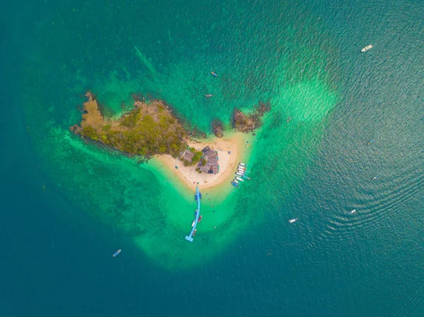 Veduta aerea della spiaggia di Koh Khai, una piccola isola, con folla di — Foto Stock