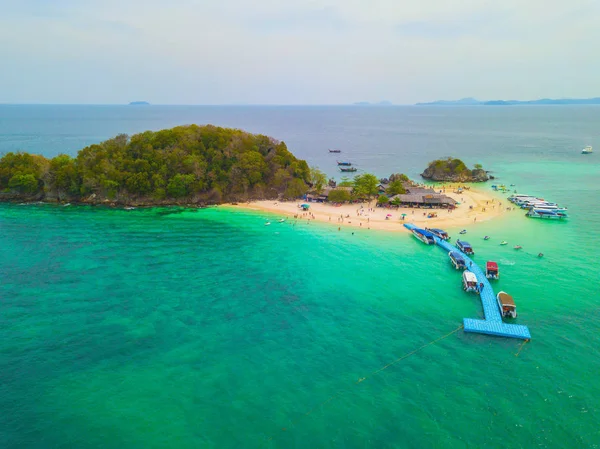 Вид с воздуха на пляж Ко Кхай (Koh Khai), небольшой остров, с толпой — стоковое фото