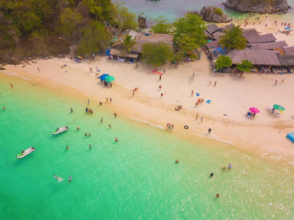 Αεροφωτογραφία της παραλίας στο Koh Khai, ένα μικρό νησί, με πλήθος από — Φωτογραφία Αρχείου