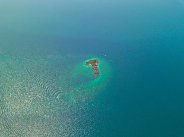 Vista aérea de la playa de Koh Khai, una pequeña isla, con multitud de — Foto de Stock