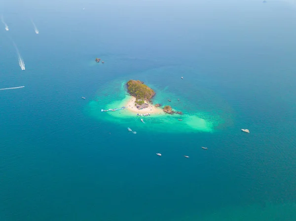 Вид с воздуха на пляж Ко Кхай (Koh Khai), небольшой остров, с толпой — стоковое фото