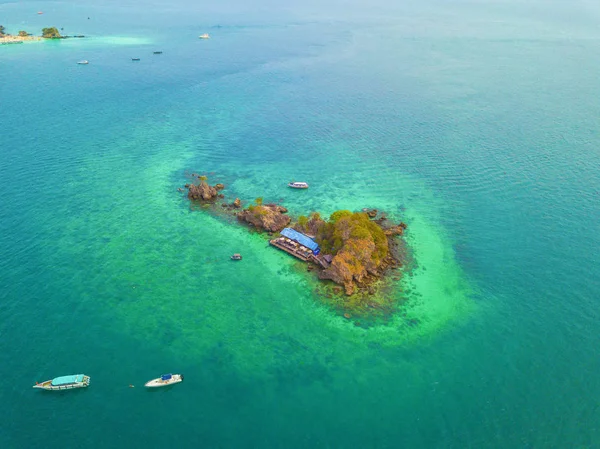 Αεροφωτογραφία της παραλίας στο Koh Khai, ένα μικρό νησί, με πλήθος από — Φωτογραφία Αρχείου